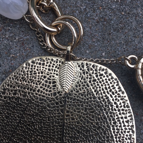 NWT Chico’s gold chain necklace w/ leaf (plastic) - Picture 4 of 6